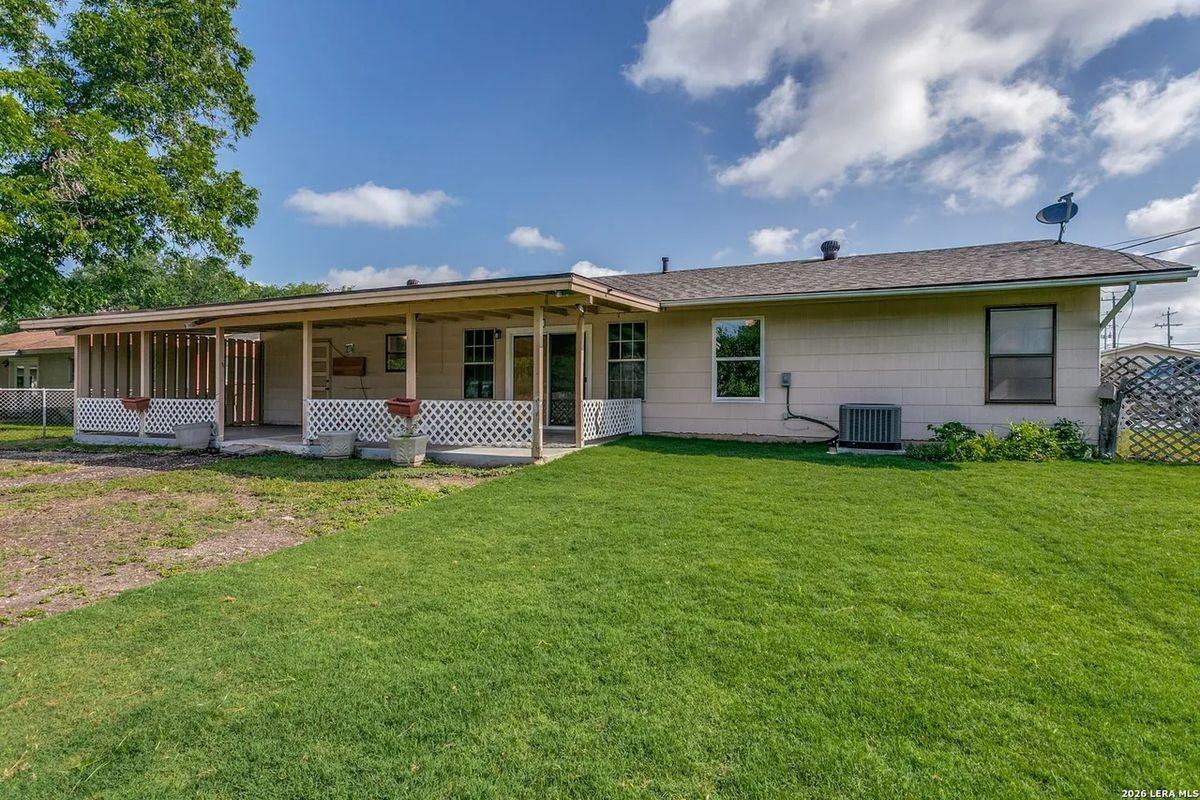 207 Balboa Dr - Photo 2 of 24