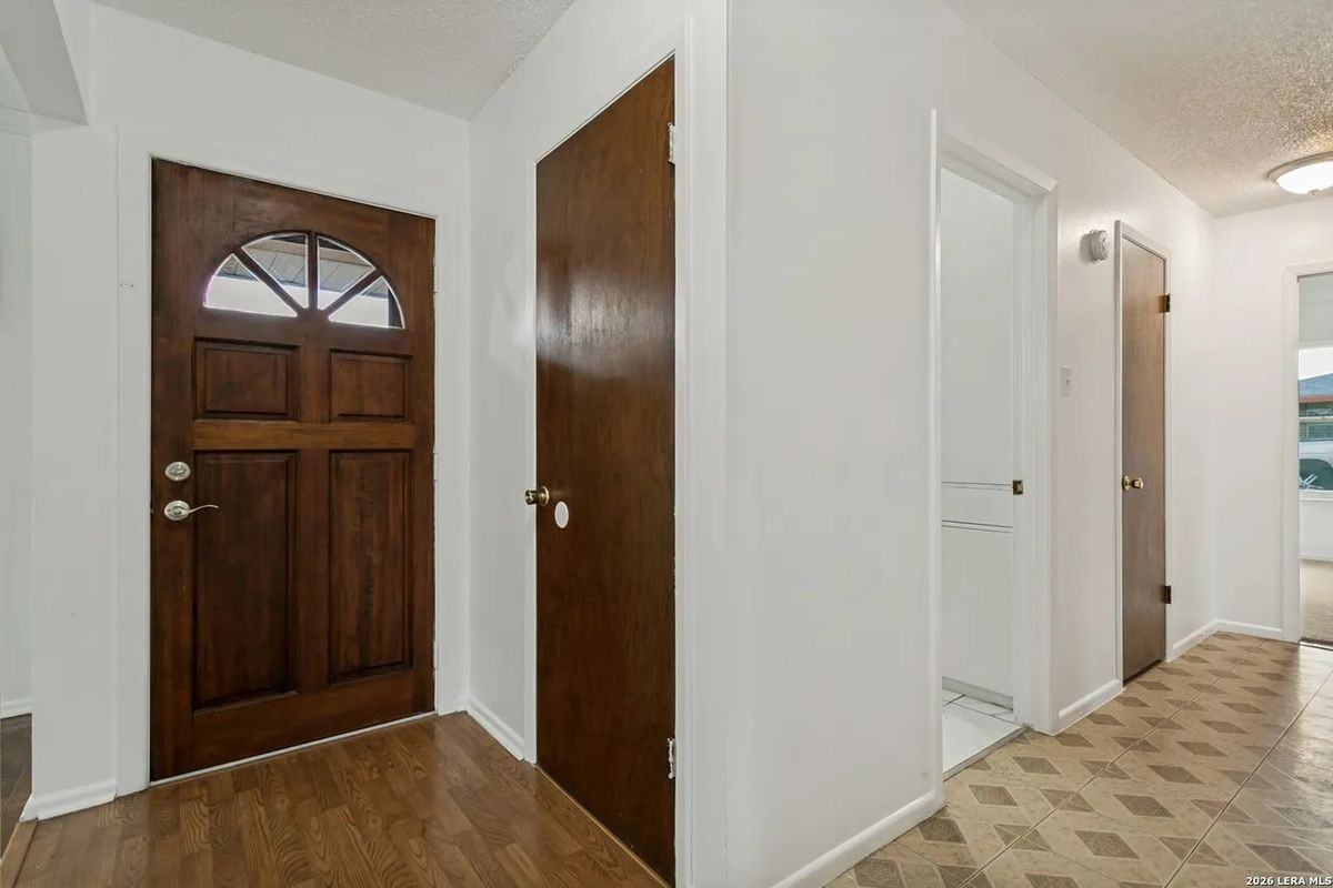 207 Balboa Dr - Photo 3 of 24