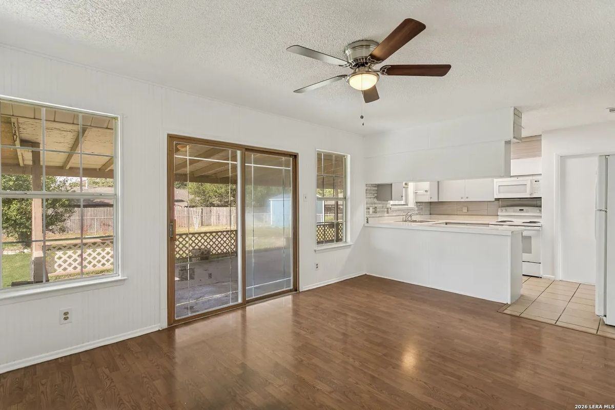 207 Balboa Dr - Photo 4 of 24