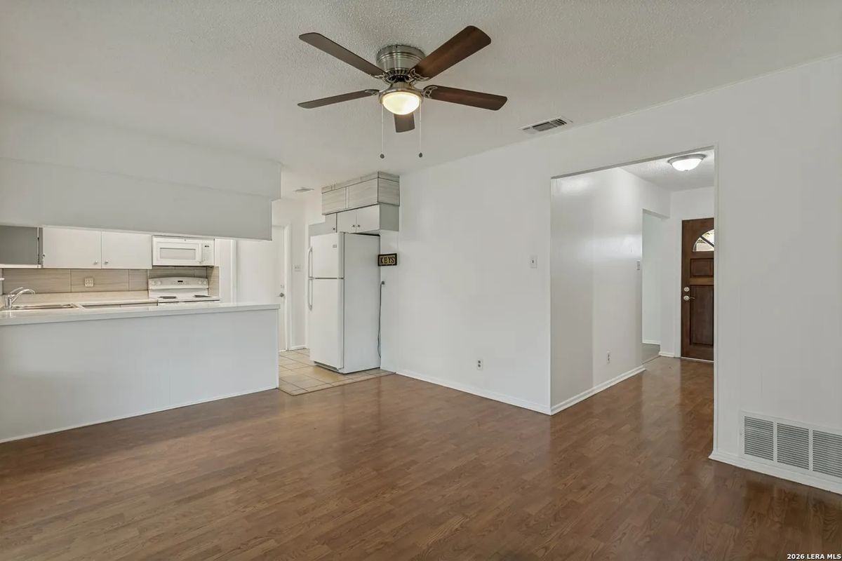 207 Balboa Dr - Photo 5 of 24