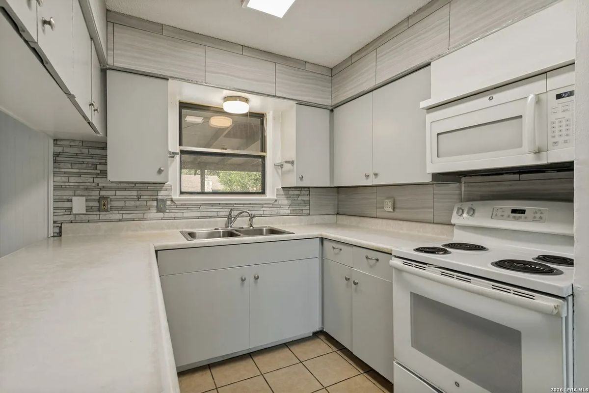207 Balboa Dr - Photo 6 of 24