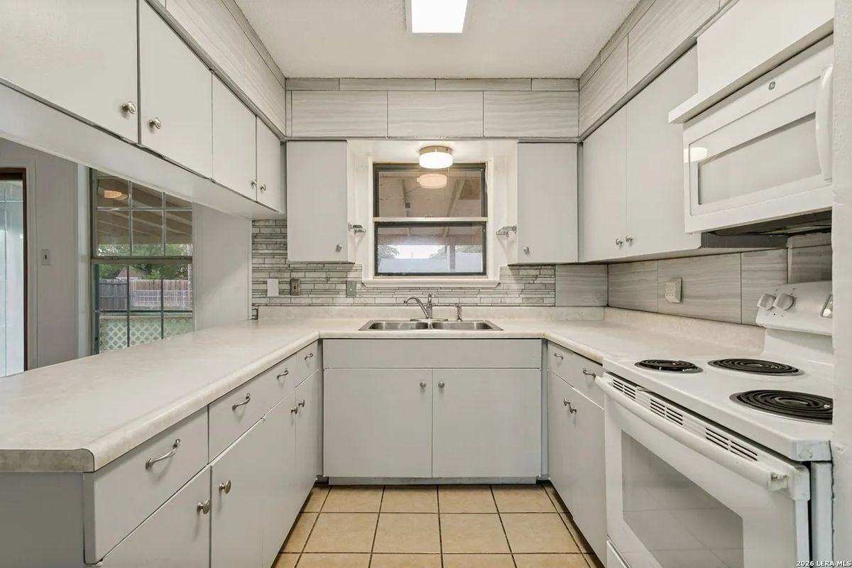 207 Balboa Dr - Photo 7 of 24