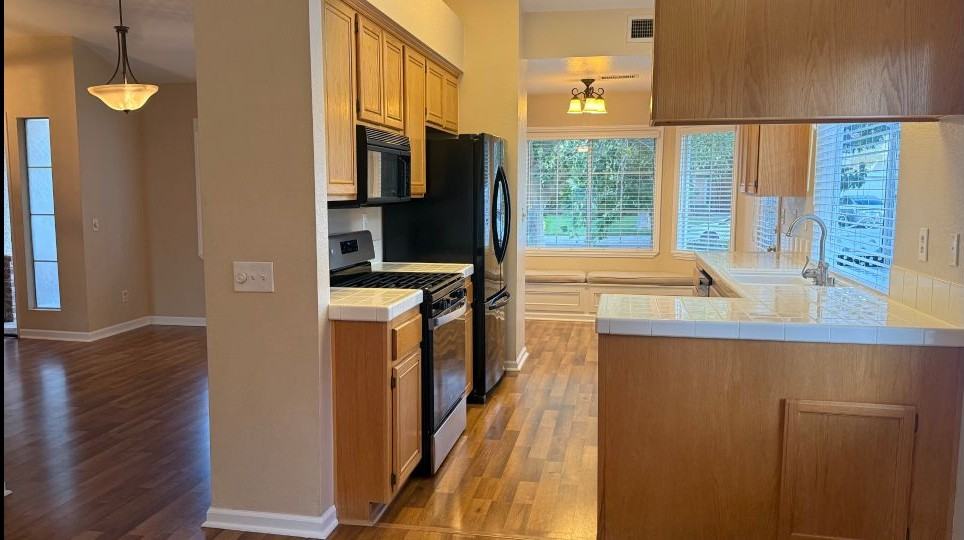 3143 Mariposa Ave - Photo 4 of 14