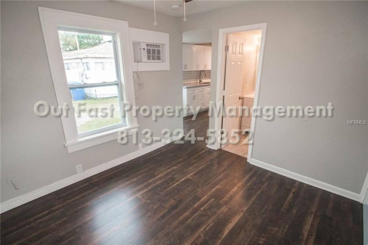 226 Sw Lincoln Cir N #B - Photo 4 of 10