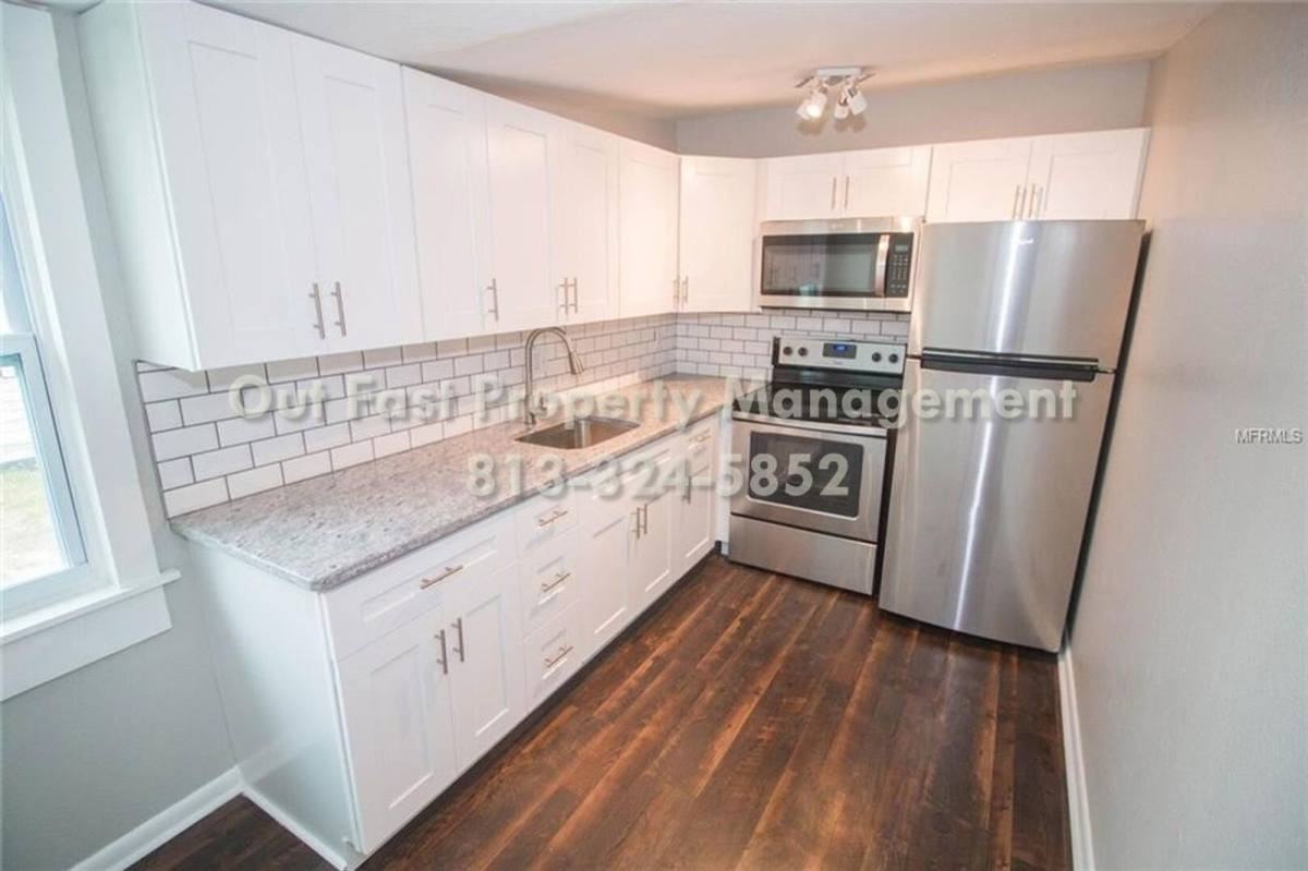 226 Sw Lincoln Cir N #B - Photo 6 of 10