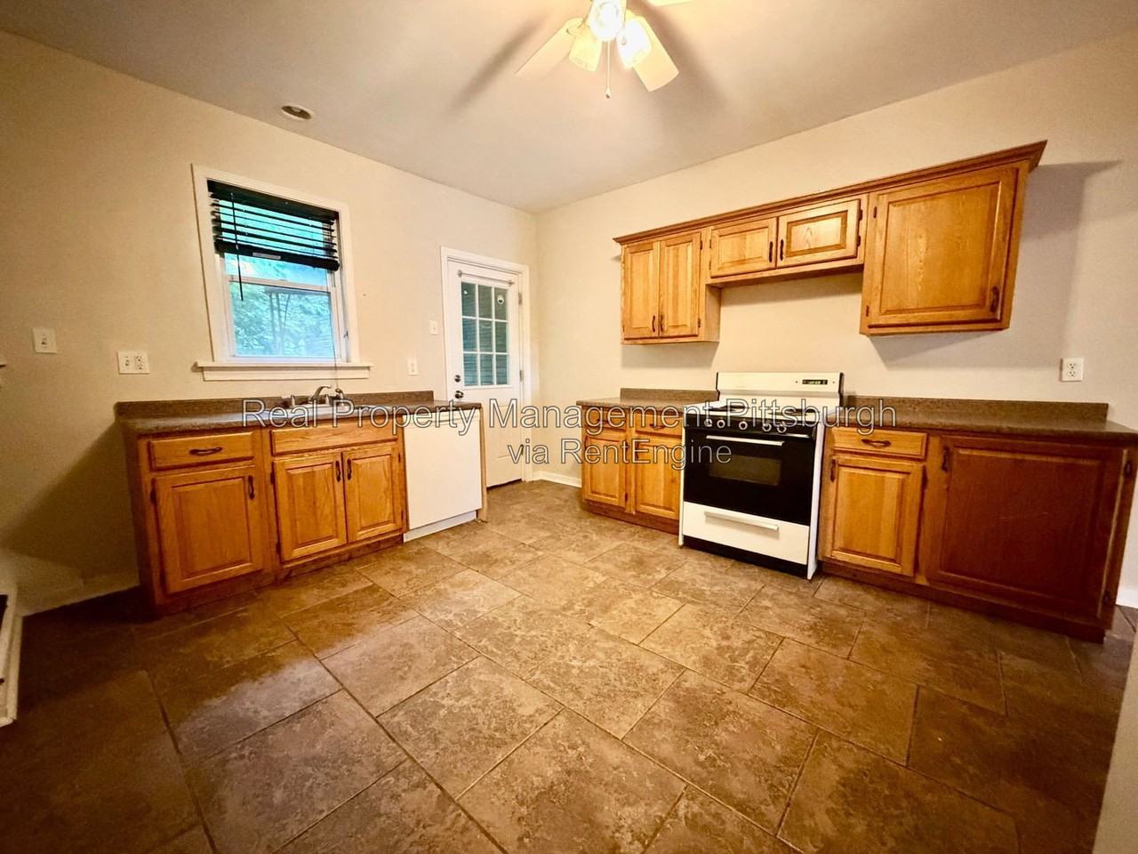 207 Edmond St - Photo 4 of 12