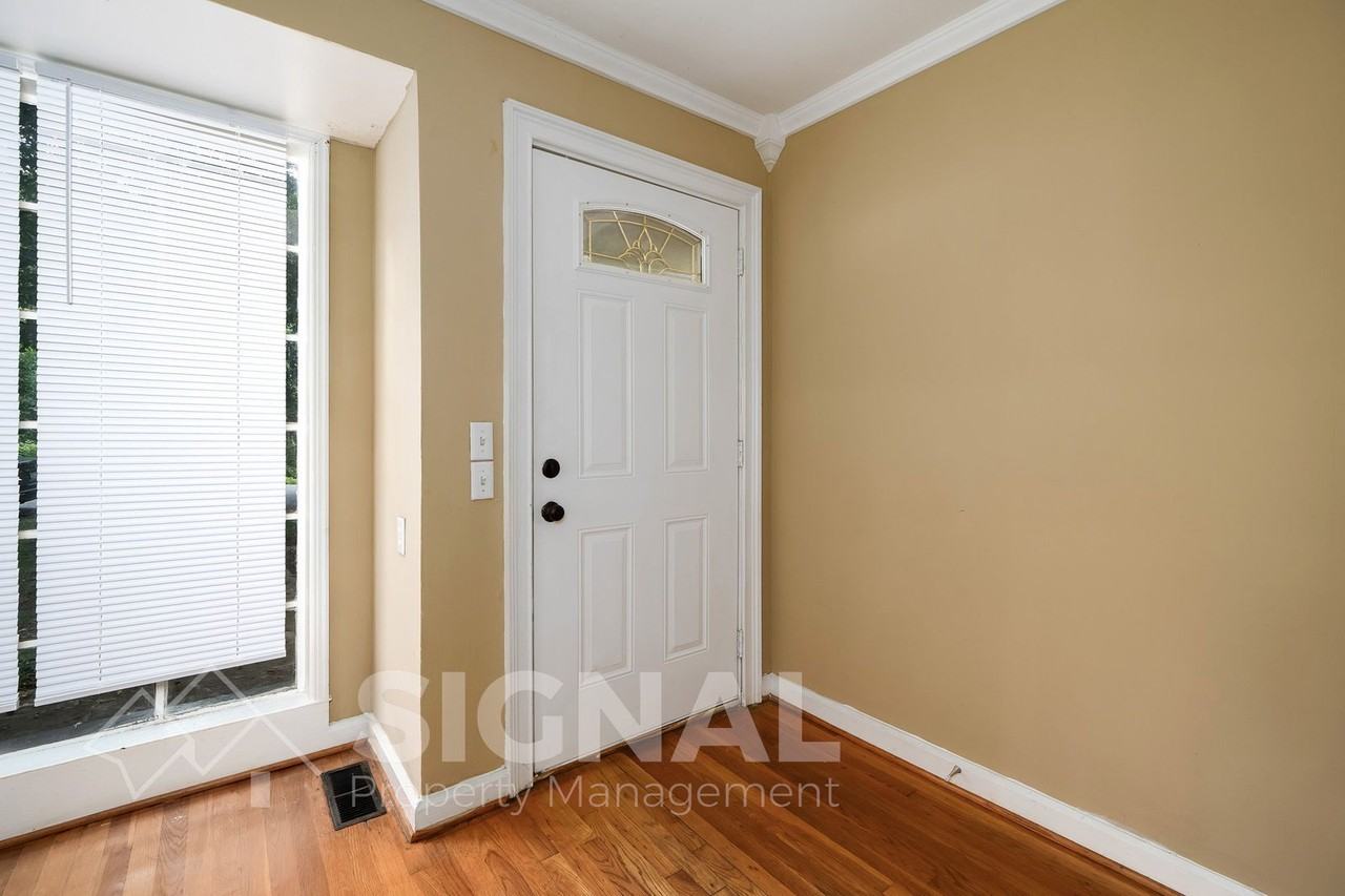 1156 Skyline Dr - Photo 5 of 36