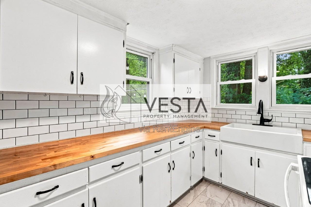 78 Moody Ave - Photo 2 of 37