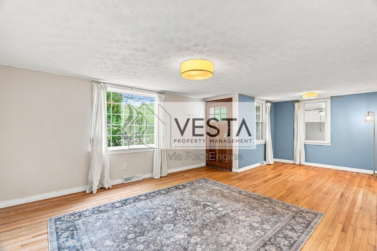 78 Moody Ave - Photo 3 of 37