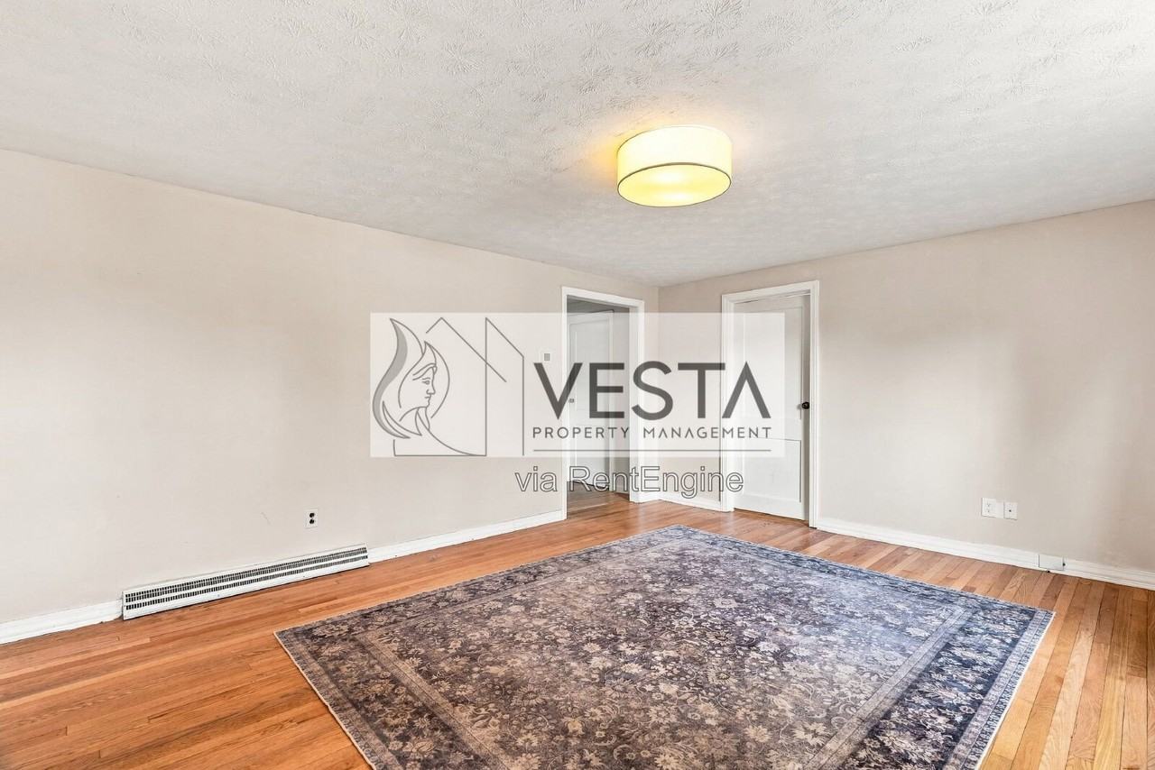 78 Moody Ave - Photo 5 of 37