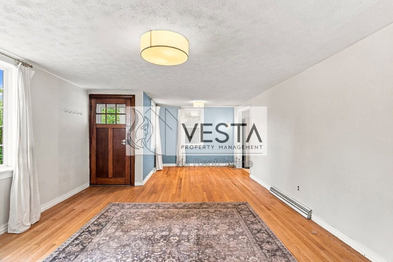 78 Moody Ave - Photo 7 of 37