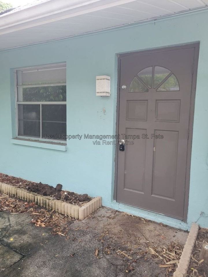 917 Lake Palms Dr - Photo 3 of 10