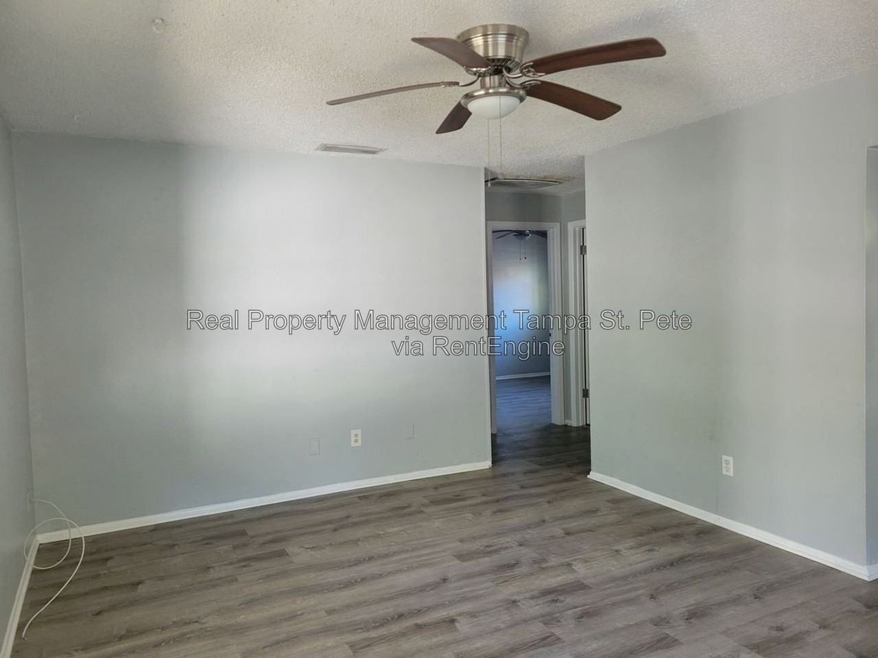 917 Lake Palms Dr - Photo 4 of 10