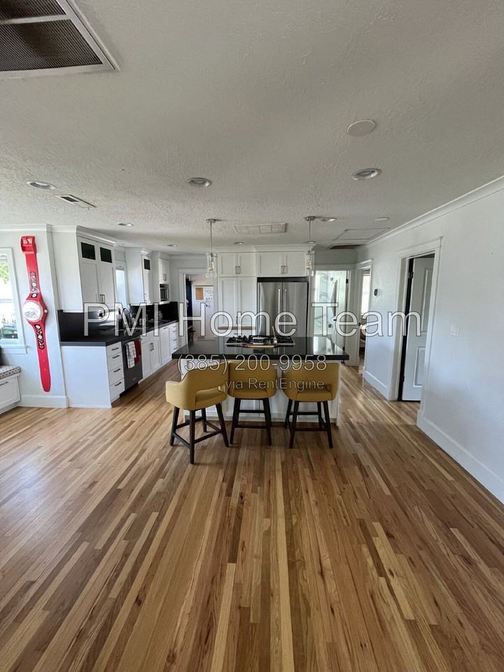 266 E 100 N - Photo 3 of 13