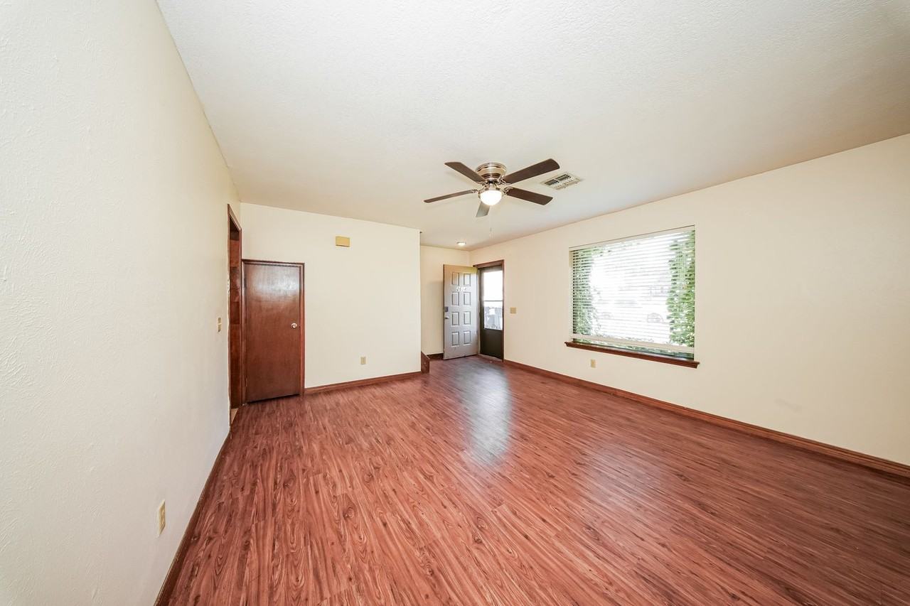 2614 Martin Ln - Photo 4 of 31
