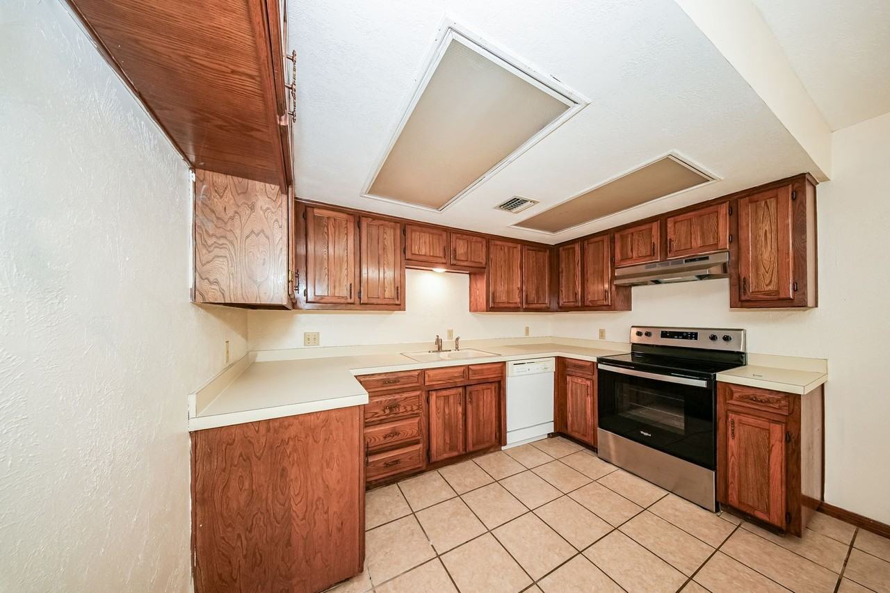 2614 Martin Ln - Photo 2 of 32