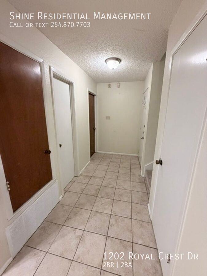 1202 Royal Crest Dr - Photo 3 of 44