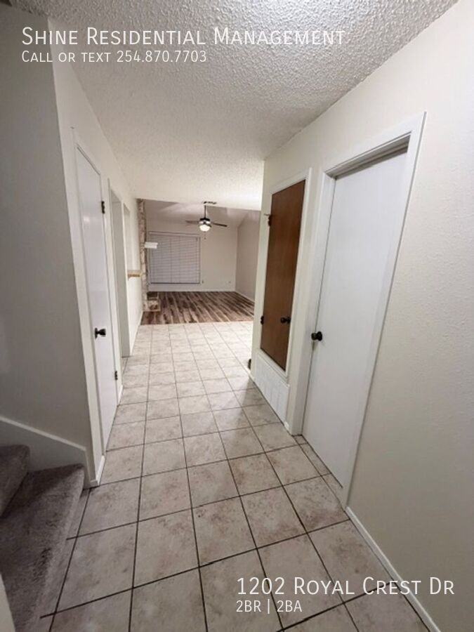 1202 Royal Crest Dr - Photo 4 of 44