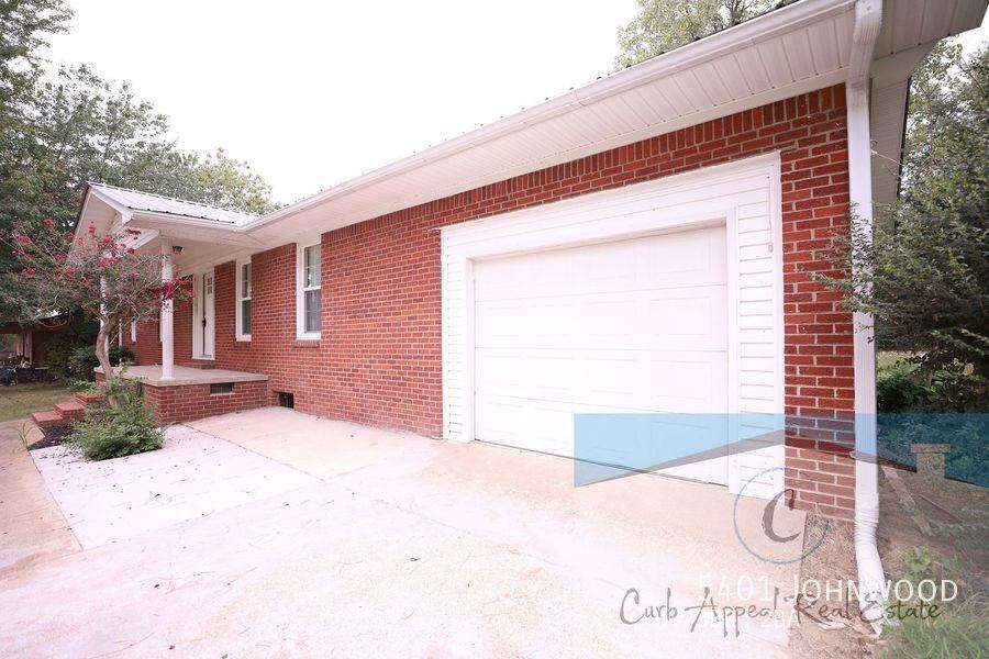 5401 Johnwood Dr - Photo 3 of 39