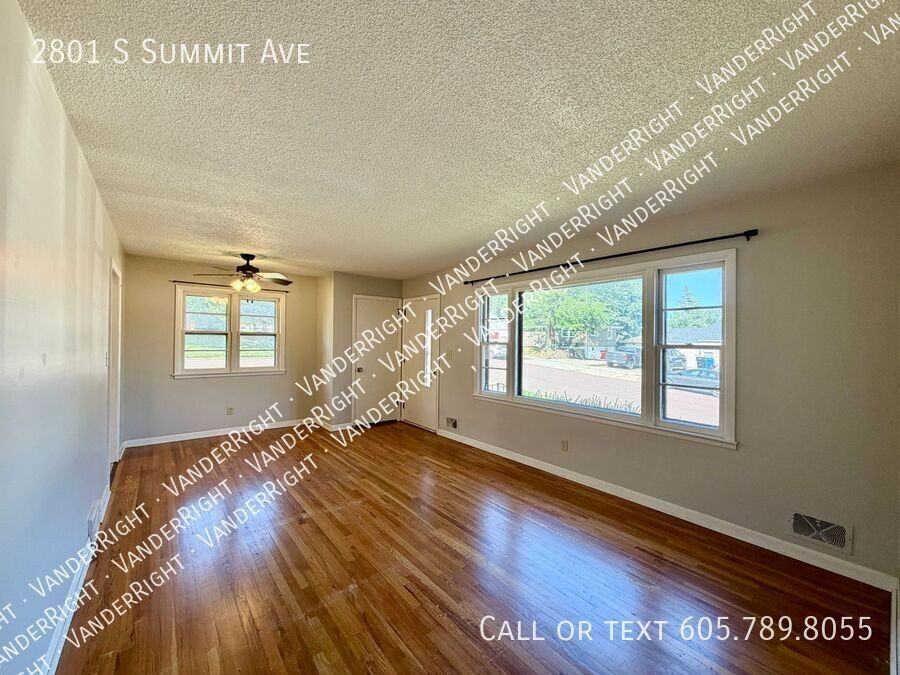 2801 S Summit Ave - Photo 2 of 24
