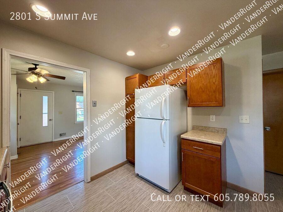 2801 S Summit Ave - Photo 3 of 24