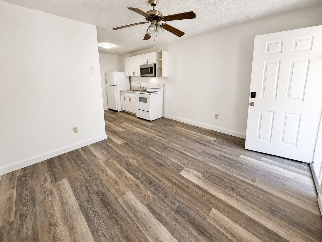 2385 Leon Ave - Photo 2 of 8