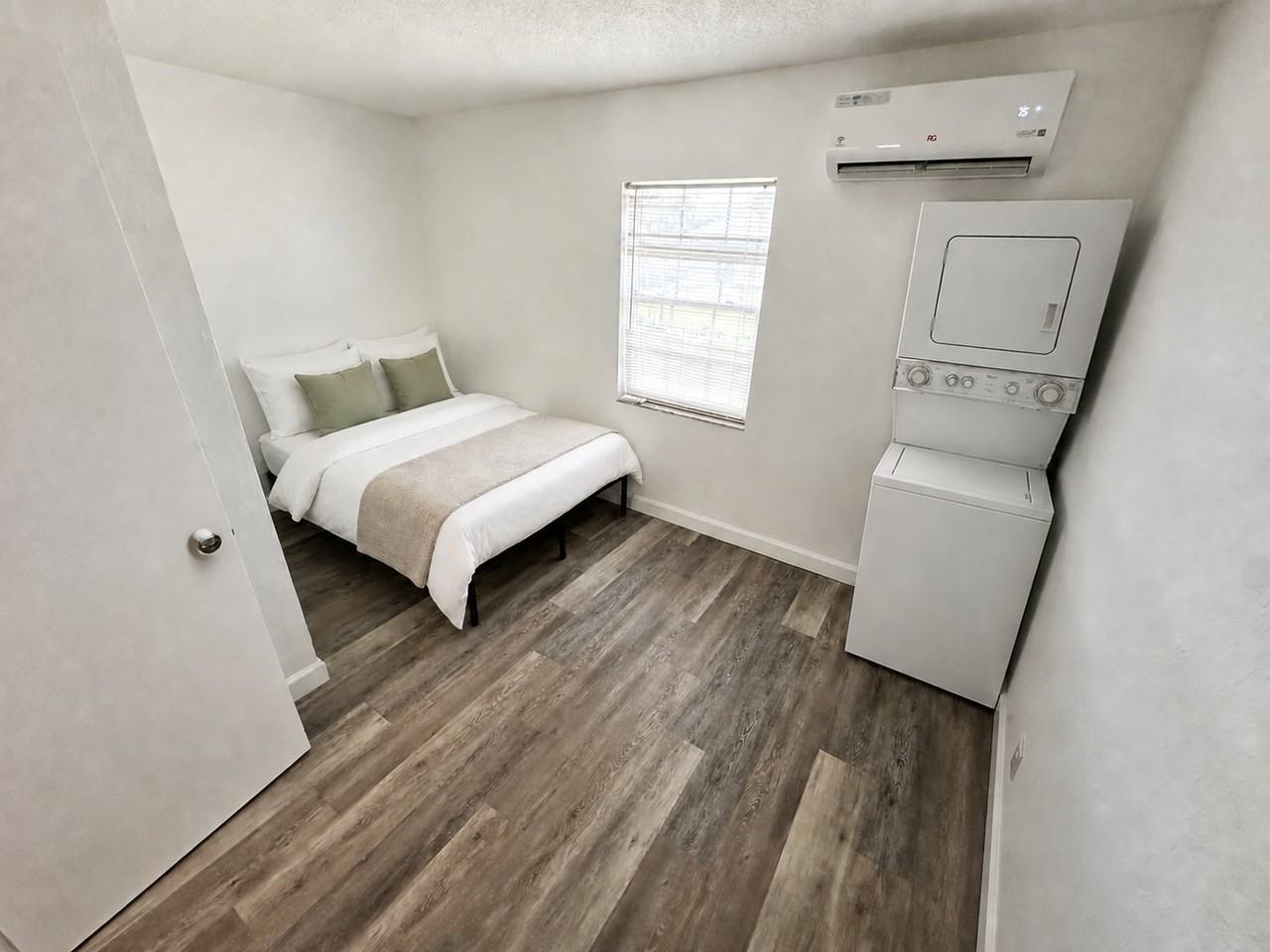 2385 Leon Ave - Photo 5 of 8