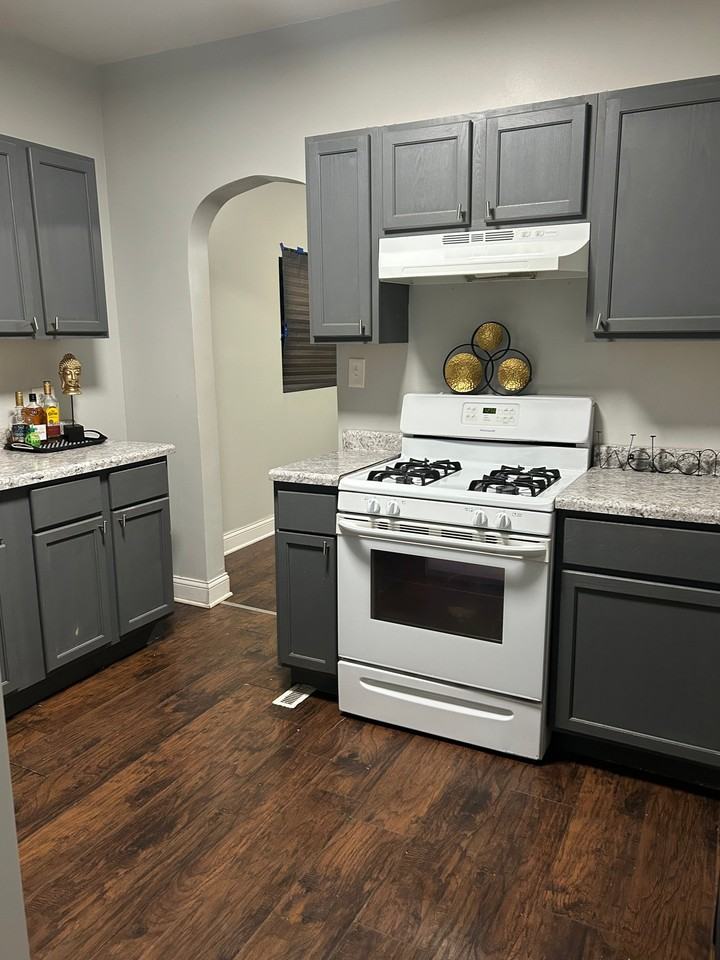 839 Becker St - Photo 3 of 10