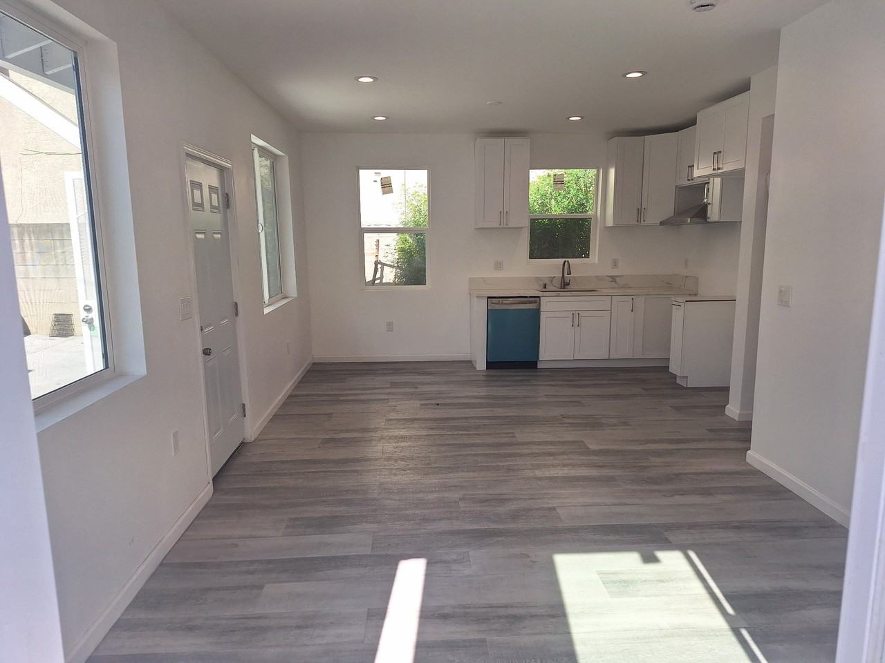 729 W 41st St - Photo 2 of 11