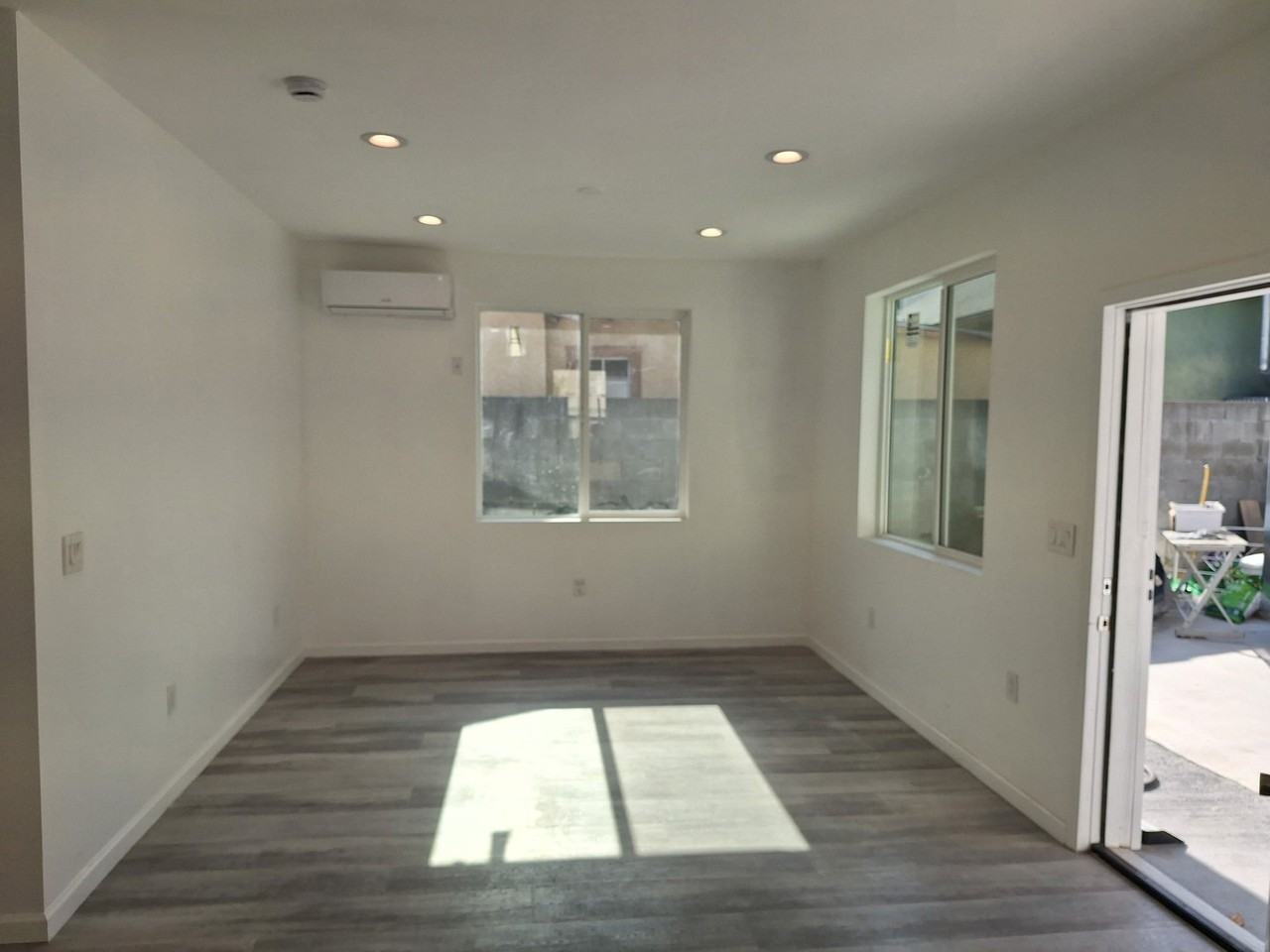 729 W 41st St - Photo 3 of 11