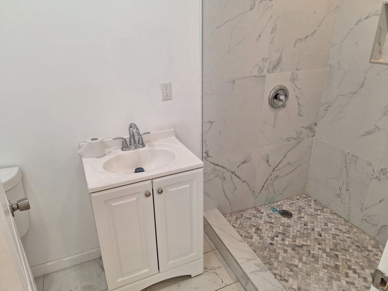 729 W 41st St - Photo 6 of 11