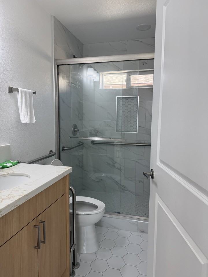 1527 Jasper Ave - Photo 3 of 10