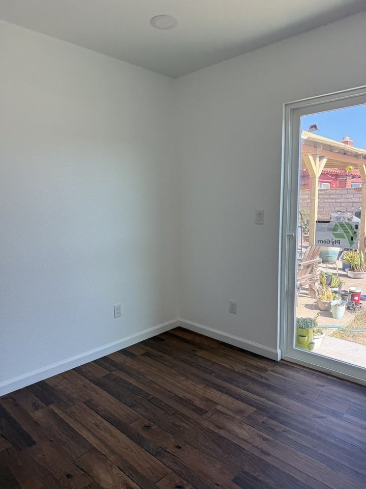 1527 Jasper Ave - Photo 4 of 10