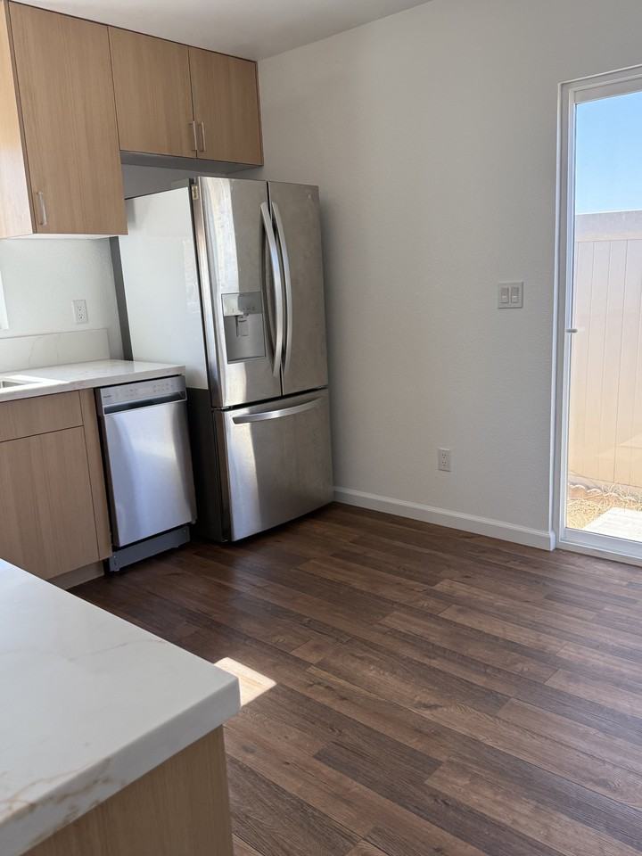 1527 Jasper Ave - Photo 5 of 10