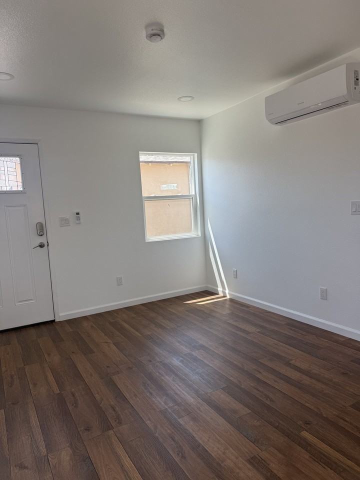 1527 Jasper Ave - Photo 6 of 10