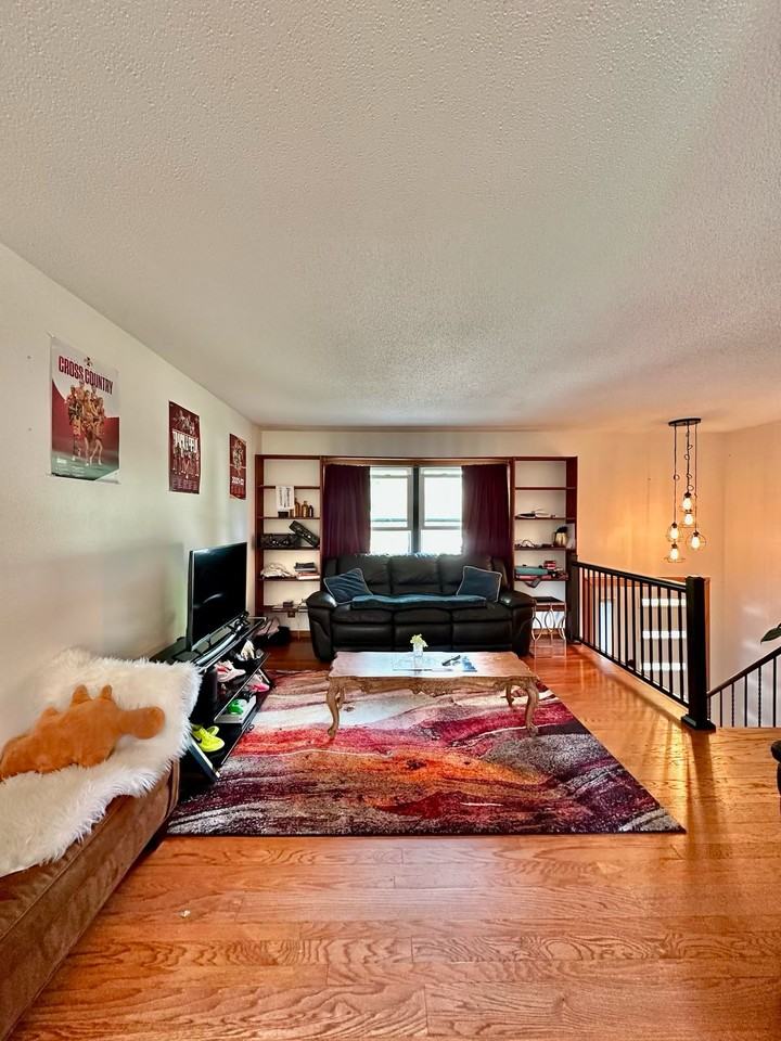 333 Rockwell Ave #5 - Photo 3 of 12
