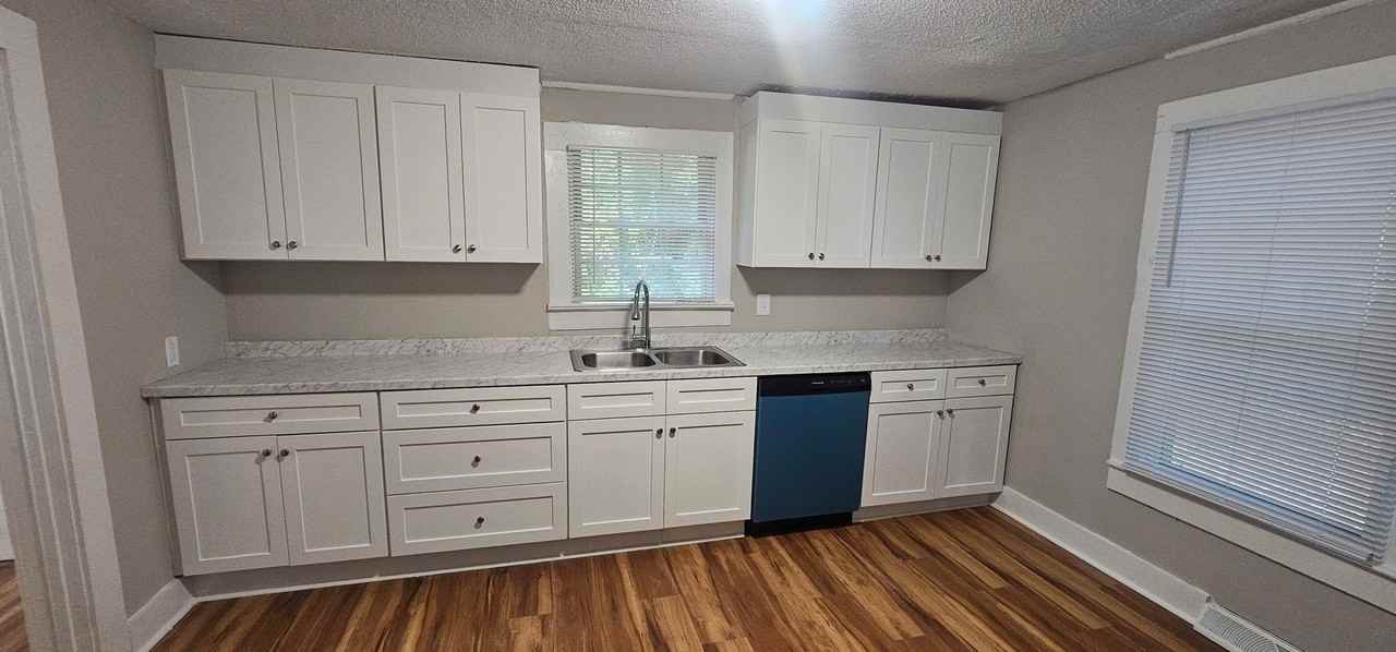 1040 E Circle St - Photo 4 of 20