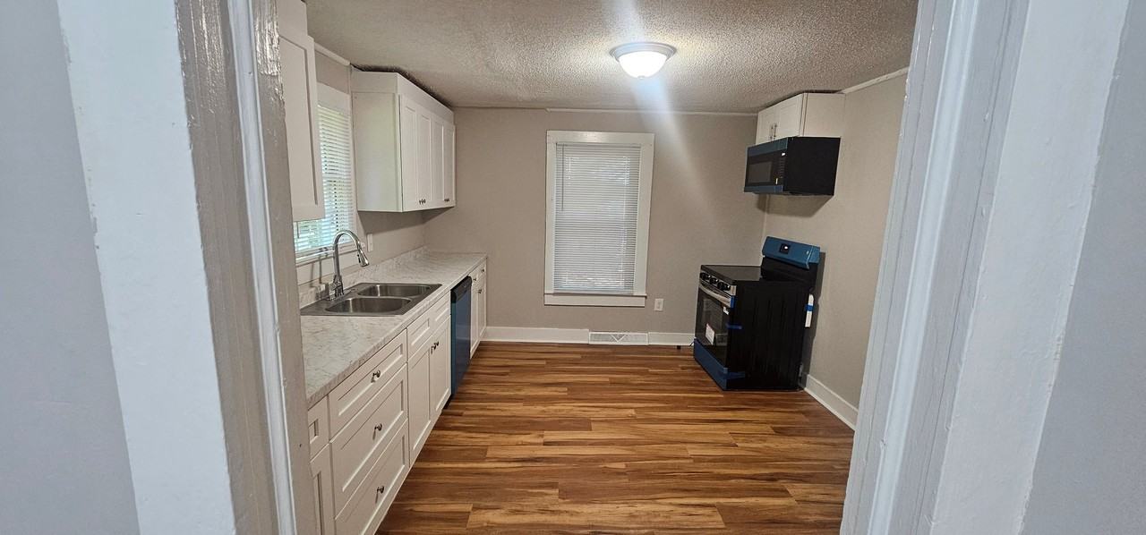 1040 E Circle St - Photo 6 of 20