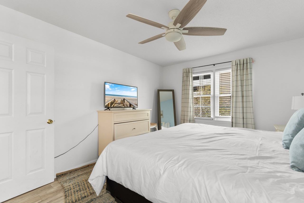 404 22nd Ave N #201 - Photo 5 of 9