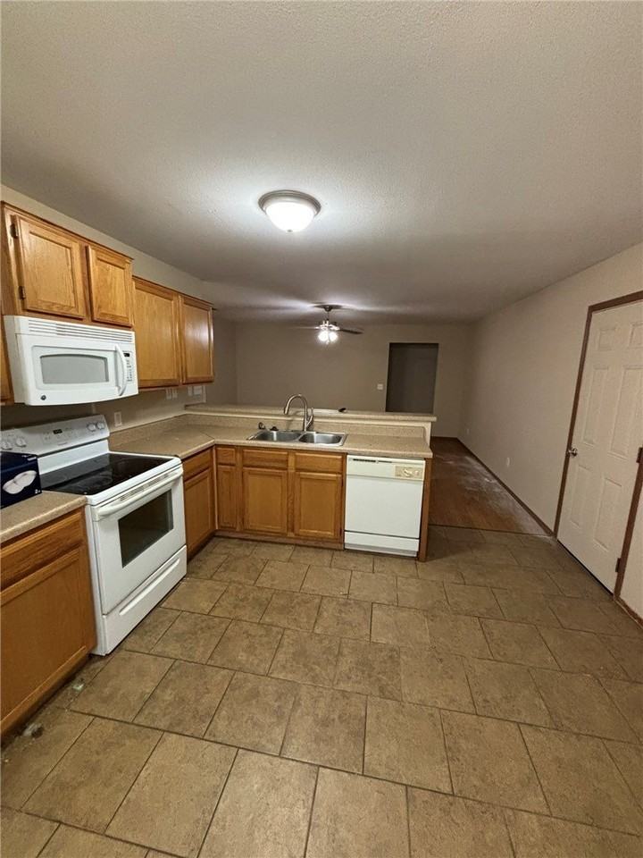 1202 Sw Quartz Rd #1 - Photo 4 of 13