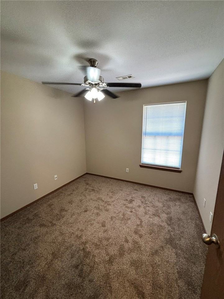 1202 Sw Quartz Rd #1 - Photo 6 of 13