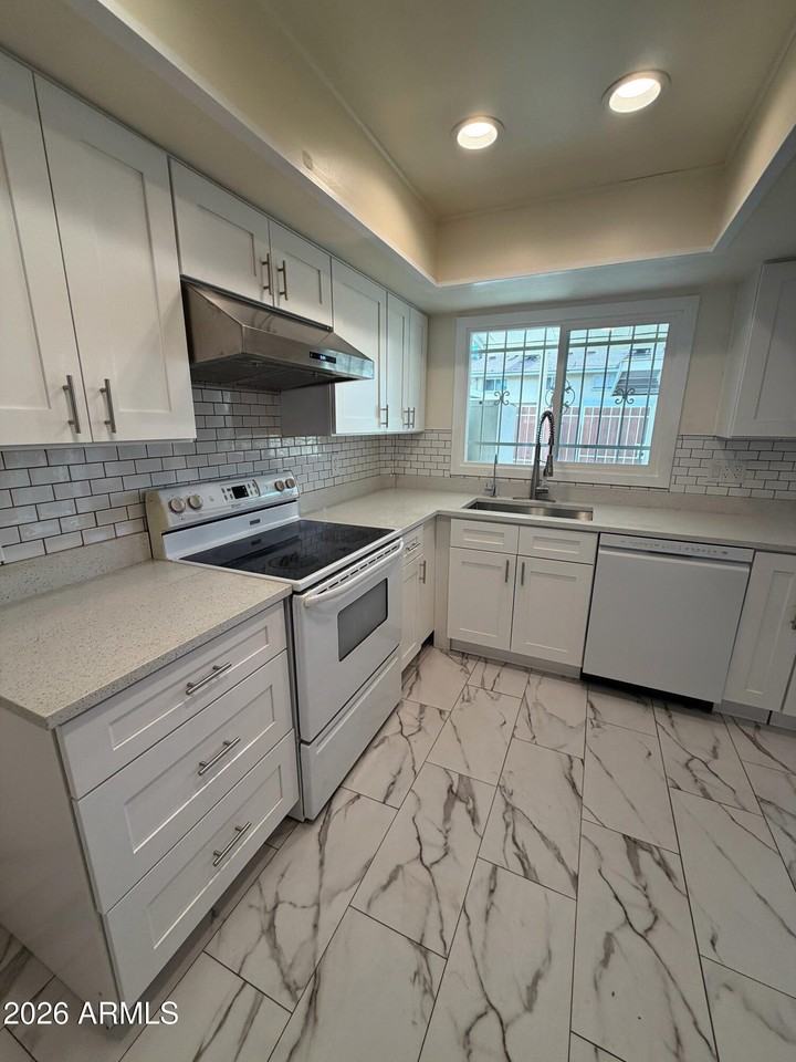 1657 W Hazelwood St - Photo 4 of 13