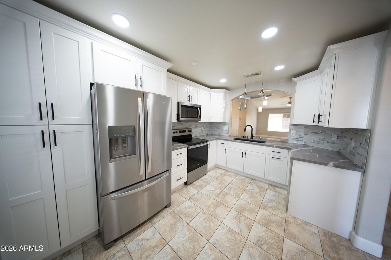 1118 S Surfside Dr - Photo 4 of 34