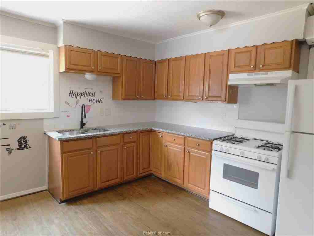 1014 E 23rd St - Photo 4 of 19