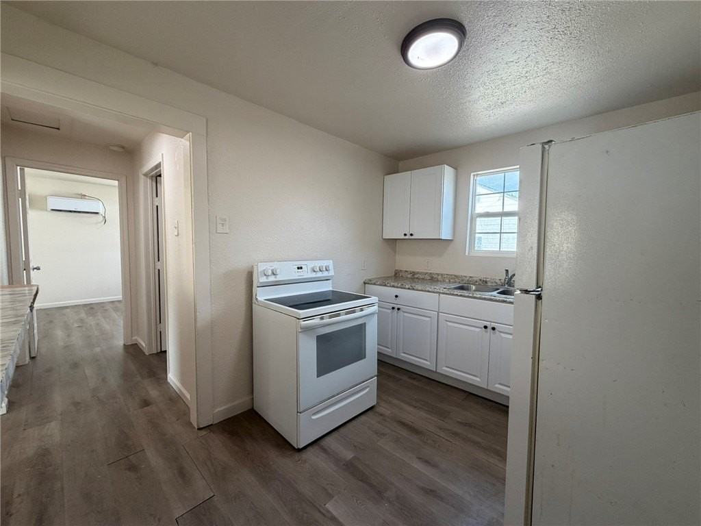 3126 Naples St - Photo 5 of 9