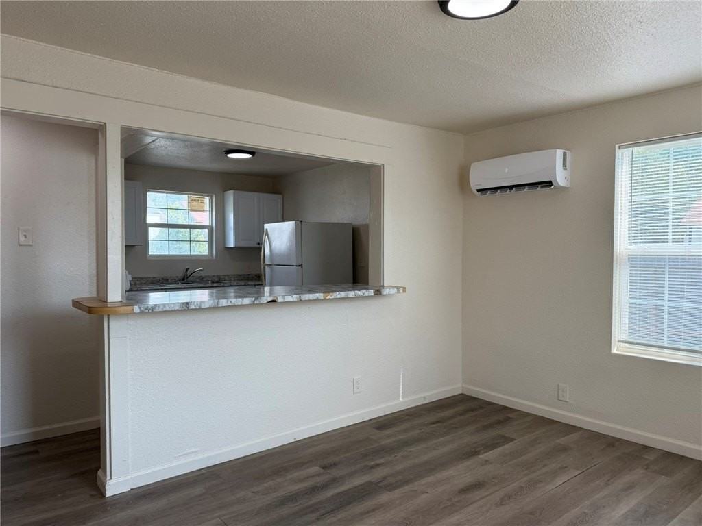 3126 Naples St - Photo 6 of 9