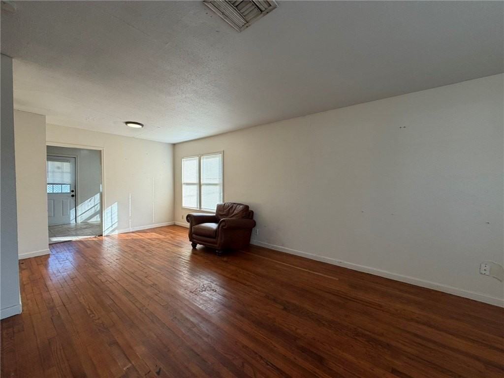 1545 Lea Ln - Photo 4 of 16