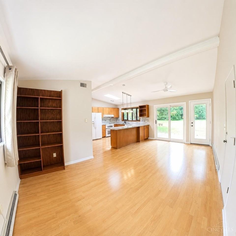 201 Oakhill Dr - Photo 4 of 21