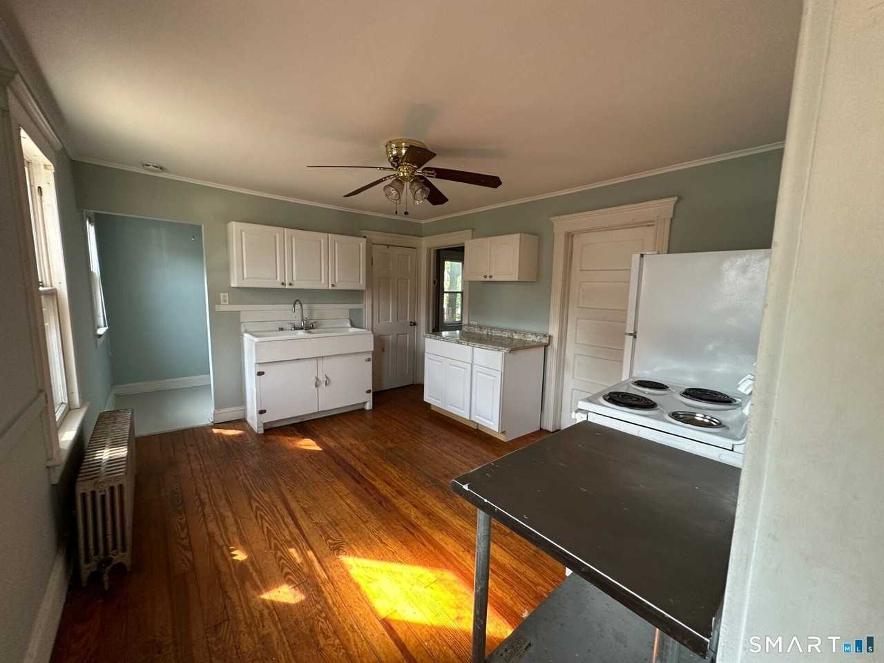 24 Donahue Pl - Photo 3 of 9