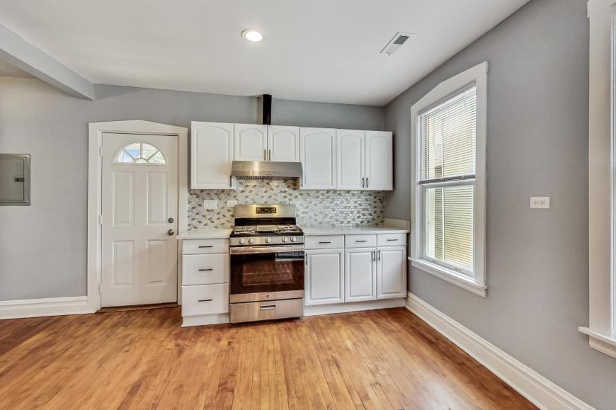 4057 N Whipple St - Photo 4 of 10